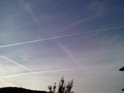 Tako se začne kemično zapraševanje. Nebo nad Postojno.