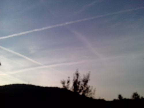 Tako se začne kemično zapraševanje. Nebo nad Postojno.