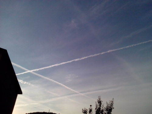 Tako se začne kemično zapraševanje. Nebo nad Postojno.