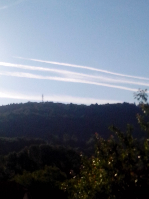 
				tako se ob lepem vremenu zjutraj navsezgodaj začne chemtrai zapra&scaron;evanje nad Postojno.			