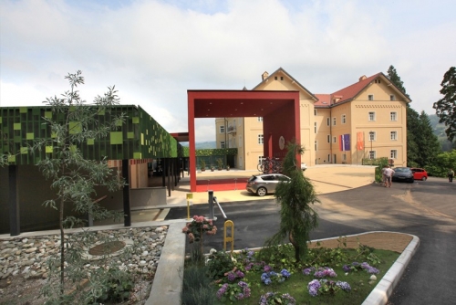   Vse to kar vidite na slikah, so prodali za 8 milijonov eurov. vir: http://www.rimske-terme.si/