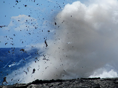   Dotik lave z oceanom.