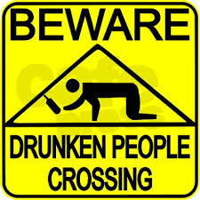   POZOR, PIJANCI PREČKAJO CESTO:
