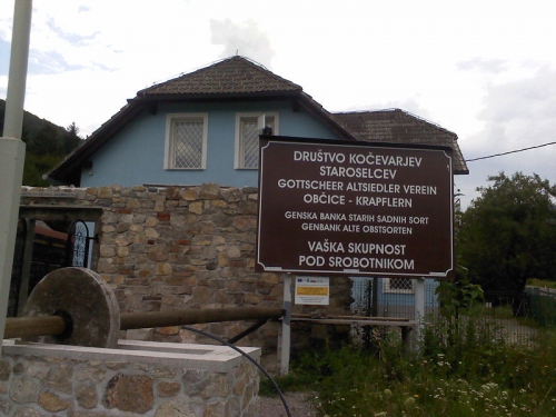 Slika:DKS Obcice center tabla.jpg