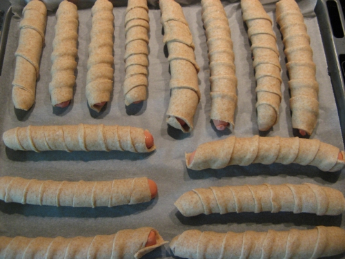 
				Ovite hrenovke čakajo, da testo &scaron;e zadnjič vzhaja pred odhodom v pečico			