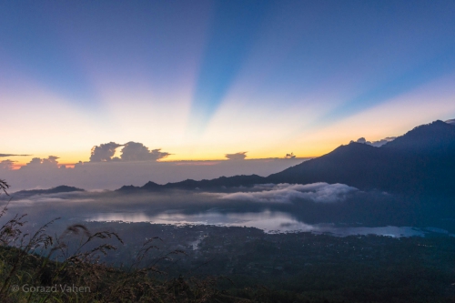 
				Sončni vzhod z vulkana Batur, pogled na kaldero ognjenika.			