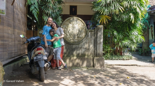 
				V porodnem centru in kliniki (Yayasan Bumi Sehat v Nyuh Kuningu), ki jo vodi babica Ibu Robin Lim.			