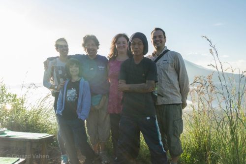 
				Na vrhu ognjenika Batur. <br>
Vzpon na ognjenik se je začel sredi noči. Vrh smo dosegli malce pred sončnim vzhodom. 			