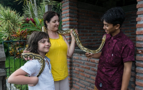 
				Božajoč in občudujoč pitonko. Žal si nisem zapomnila lastnikovega imena. Nežnost in ljubezen skrbnika se je odražala v ljubeči naklonjenosti pitonke.			