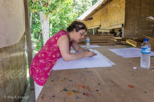 
				Dan, preživet v učenju batika. Prvi korak: izris motiva na blago.			