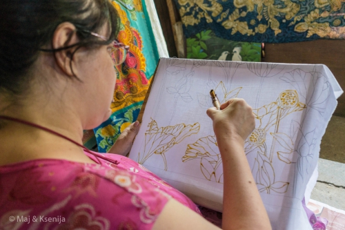 
				Dan, preživet v učenju batika. Drugi korak: izris motiva z voskom na blago. <br>
Čista meditacija.			