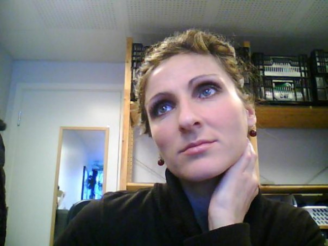 Luisa je ena izmed mojih najbolj srčnih prijateljc že 25 let. Čeprav znam z besedami, ne najdem takšnih, ki bi ubesedile lepoto njenega srca in njene duše. <br>
<br>
Z njeno pomočjo in s pomočjo fokusinga ponovno vzpostavljam stik s svojim telesom, s svojim svetiščem.