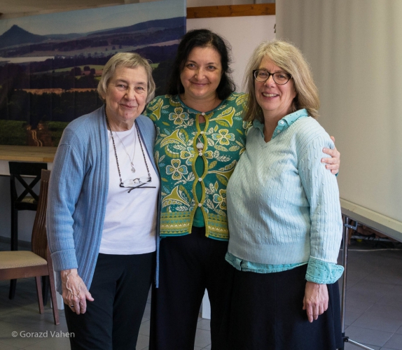 
				Med usposabljanjem o razumevanju in zdravljenju posledic travme in spolne zlorabe pri ženskah v rodni dobi s Penny Simkin in Georg'ann Cattelona. Kak&scaron;na čast, kak&scaron;en navdih je bil srečati tak&scaron;ni neverjetni, osupljivi in neponovljivi ženski iz oči v oči! <br>
<br>
Fotografija: Gorazd Vahen			