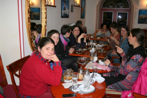 
				Čajanka po drugem predvajanju dokumentarnega filma z naslovom Mikrorojstvo z nekaterimi gostjami, s katerimi smo se pogovarjali po filmu. Žal na fotografiji ni Teje &Scaron;kodič Zak&scaron;ek, ene izmed redkih samostojnih babic v Sloveniji, ki je bila tudi gostja tisti večer. <br>
<br>
Sogovornice v pogovoru po javnem predvajanju Mikrorojstva (26. 11. 2014): Alenka Benedik, dr. Zalka Drglin, dr. Eva Macun in mag. Teja &Scaron;kodič Zak&scaron;ek <br>
<br>
Fotografija: Živa Macun			