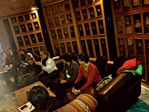 
				Drugemu javnemu predvajanju dokumentarnega filma z naslovom Mikrorojstvo v Mariboru je sledil pogovor, ki je postregel s &scaron;tevilnimi modrostmi in informacijami, pri katerem so sodelovale Rosemarie Franc, dr. Andreja Tekauc Golob in Nastja Pavel<br>
<br>
Fotografija iz arhiva Nastje Pavel			