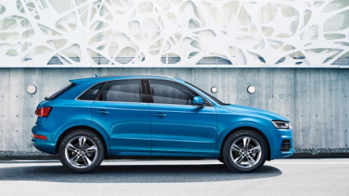   Novi Audi Q3 že pri nas<br>
Style paket s prihrankom do 5.570 EUR<br>
<br>
Za več informacij se obrnite na prodajnega svetovalca:<br>
<br>
Darja 041 623 262; darja.mikunovic@berus.si<br>
<br>
Franci 031 652 997; franci.ostir@berus.si<br>
<br>
Style paket: ksenon, paket luči, zunanja ogledala ogrevana, radio MMI tere audi music interface, bluetooth, sredinski naslon za roke spredaj, komfortna avtomatska naprava, senzor za zunanjo svetlobo/dež, voznikov informacijski sistem, parkirni sistem plus (spredaj in zadaj), tempomat, večfunkcijski usnjen volan 4 kraki design, navigacijski paket s paketom connectivity, ogrevanje sedežev spredaj, 17-palčna aluminijasta plati&scaron;ča 10-kraki design 7Jx17
