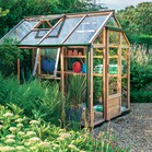 Lesen rastlinjak spominja na dobre stare čase. Ogrodje potrebuje več nege kot hi&scaron;a iz aluminija.