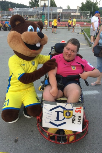 
				Nova maskota ‪#&lrm;NKDomzale‬ je bober Domži, ki že zabava udeležence navija&scaron;kega parka! Pridite tudi vi! ‪#&lrm;skupajdovrha‬ ‪#&lrm;domzi‬			