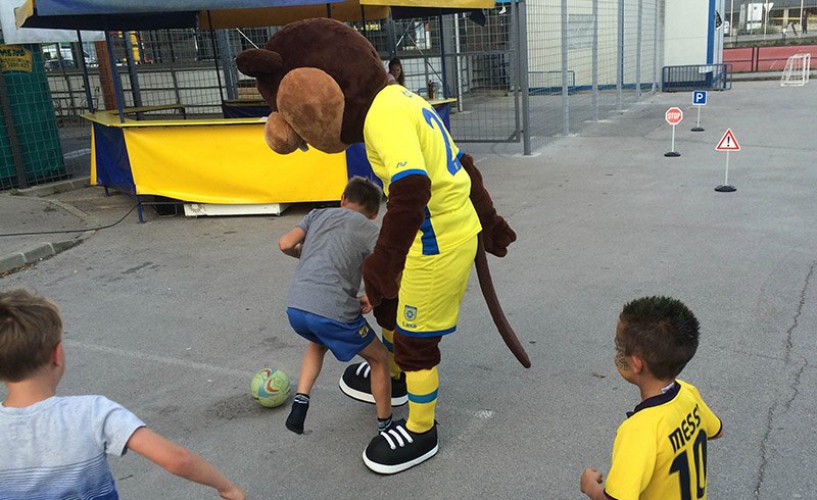 
				Nova maskota ‪#&lrm;NKDomzale‬ je bober Domži, ki že zabava udeležence navija&scaron;kega parka! Pridite tudi vi! ‪#&lrm;skupajdovrha‬ ‪#&lrm;domzi‬			