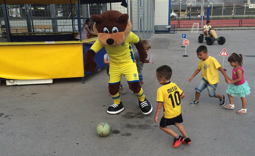 
				Nova maskota ‪#&lrm;NKDomzale‬ je bober Domži, ki že zabava udeležence navija&scaron;kega parka! Pridite tudi vi! ‪#&lrm;skupajdovrha‬ ‪#&lrm;domzi‬			