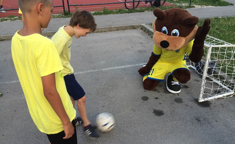 
				Nova maskota ‪#&lrm;NKDomzale‬ je bober Domži, ki že zabava udeležence navija&scaron;kega parka! Pridite tudi vi! ‪#&lrm;skupajdovrha‬ ‪#&lrm;domzi‬			