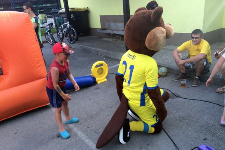 
				Nova maskota ‪#&lrm;NKDomzale‬ je bober Domži, ki že zabava udeležence navija&scaron;kega parka! Pridite tudi vi! ‪#&lrm;skupajdovrha‬ ‪#&lrm;domzi‬			