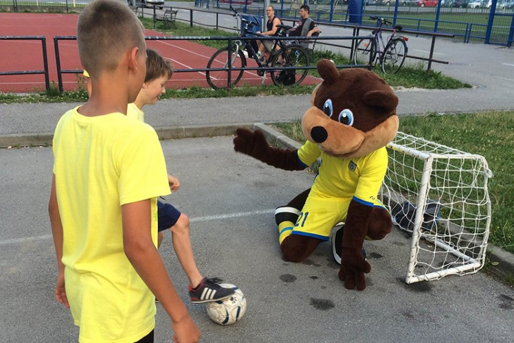 
				Nova maskota ‪#&lrm;NKDomzale‬ je bober Domži, ki že zabava udeležence navija&scaron;kega parka! Pridite tudi vi! ‪#&lrm;skupajdovrha‬ ‪#&lrm;domzi‬			
