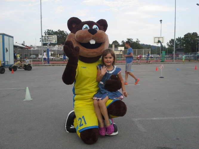 
				Nova maskota ‪#&lrm;NKDomzale‬ je bober Domži, ki že zabava udeležence navija&scaron;kega parka! Pridite tudi vi! ‪#&lrm;skupajdovrha‬ ‪#&lrm;domzi‬			