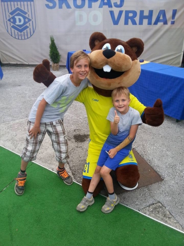 
				Nova maskota ‪#&lrm;NKDomzale‬ je bober Domži, ki že zabava udeležence navija&scaron;kega parka! Pridite tudi vi! ‪#&lrm;skupajdovrha‬ ‪#&lrm;domzi‬			