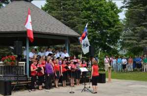 
				Nastop pevskega zbora na Slovenskem dnevu, foto: D. Valentinčič.			