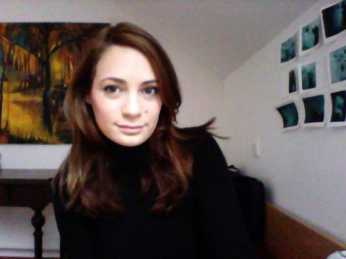 Nana Homovec ( 1990 ) je leta 2015 diplomirala iz slikarstva na Akademiji za likovno umetnost in oblikovanje v Ljubljani, pri profesorju Milanu Eriču. Že pri diplomskem delu se je usmerila v knjižno ilustracijo. Ukvarja se tudi z digitalno grafiko in animacija, sodeluje pri oblikovanju mobilnih aplikacij, hkrati pa se veliko posveča klasični otroški ilustraciji.