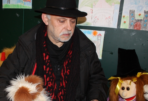 Feri Lainšček ( 1959 ) je pesnik in pisatelj iz Murske Sobote. Veliko literarnih del je ustvaril tudi za otroke in mladino. Leta 2001 je za knjigo pravljic Mislice prejel večernico, nagrado za najboljše mladinsko literarno delo. Leta 2012 pa je za knjigo otroških pesmic Mišek Miško in Belamiška prejel desetnico, nagrado Društva slovenskih pisateljev za otroško in mladinsko književnost. Mnoga njegova dela so uvrščena v učbenike in učna gradiva za osnovne šole.