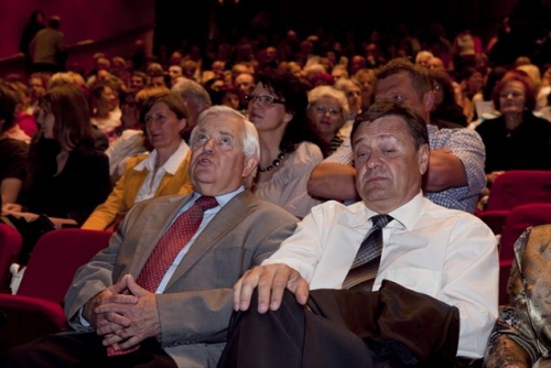 Aprila lani, ko je tedanji premier Pahor prvič spregovoril o stricih iz ozadja, je bila opravljena raziskava javnega mnenja, ki je pokazala, da bi se moral Kučan dokončno odreči vplivu na politiko.