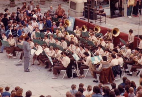 Orkester nastopi na prireditvi