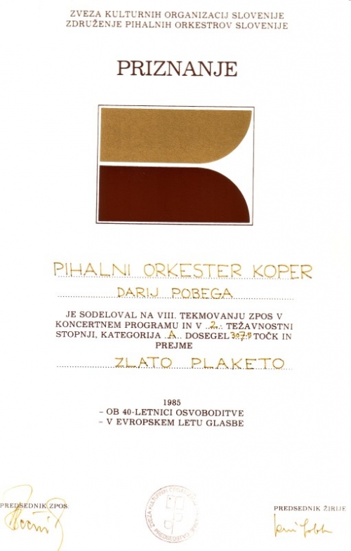 Zlata plaketa, ki jo je prejel orkester na tekmovanju v Mariboru,1985