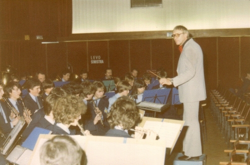 Tone Fornezzi - Tof dirigira orkestru na novoletnem koncertu, 1985