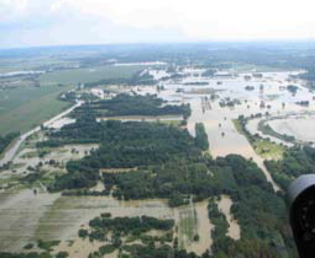 				Fotografija 32: Mura na meji s Hrva&scaron;ko / 23.8.2005			