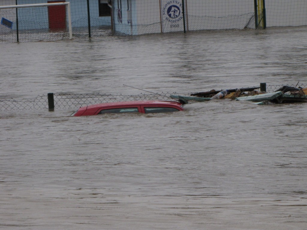 				Slika 9. Poplavljanje Drave v Malecniku 5. novembra 2012 (Foto: Mojca Robic)			