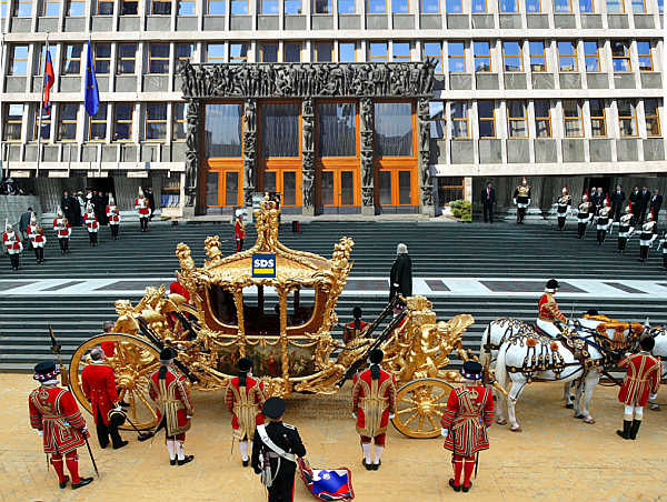 Gredo se ravbarje in kočijaže