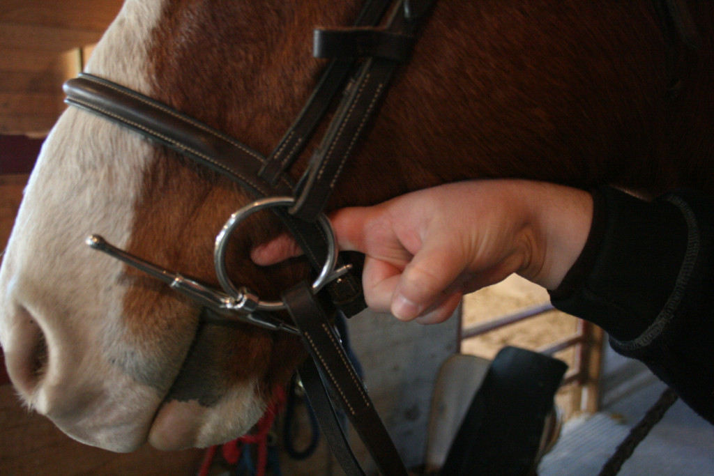 
				<br>
Pretesno zapeti nosniki lahko dražijo trivejni živec in sprožajo boleče epizode nevropatije.			