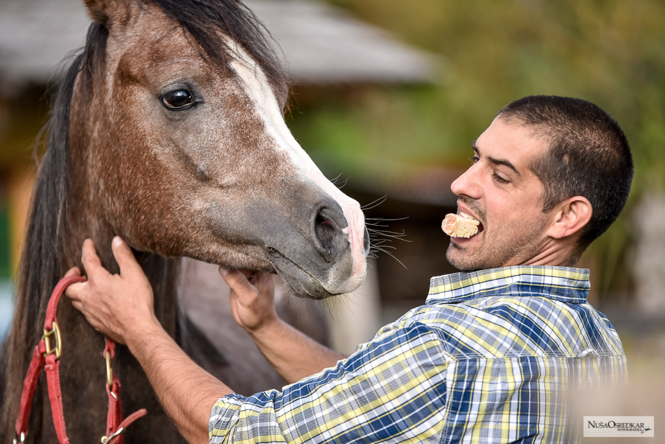 
				Z Galileom si delita kos kruha.			