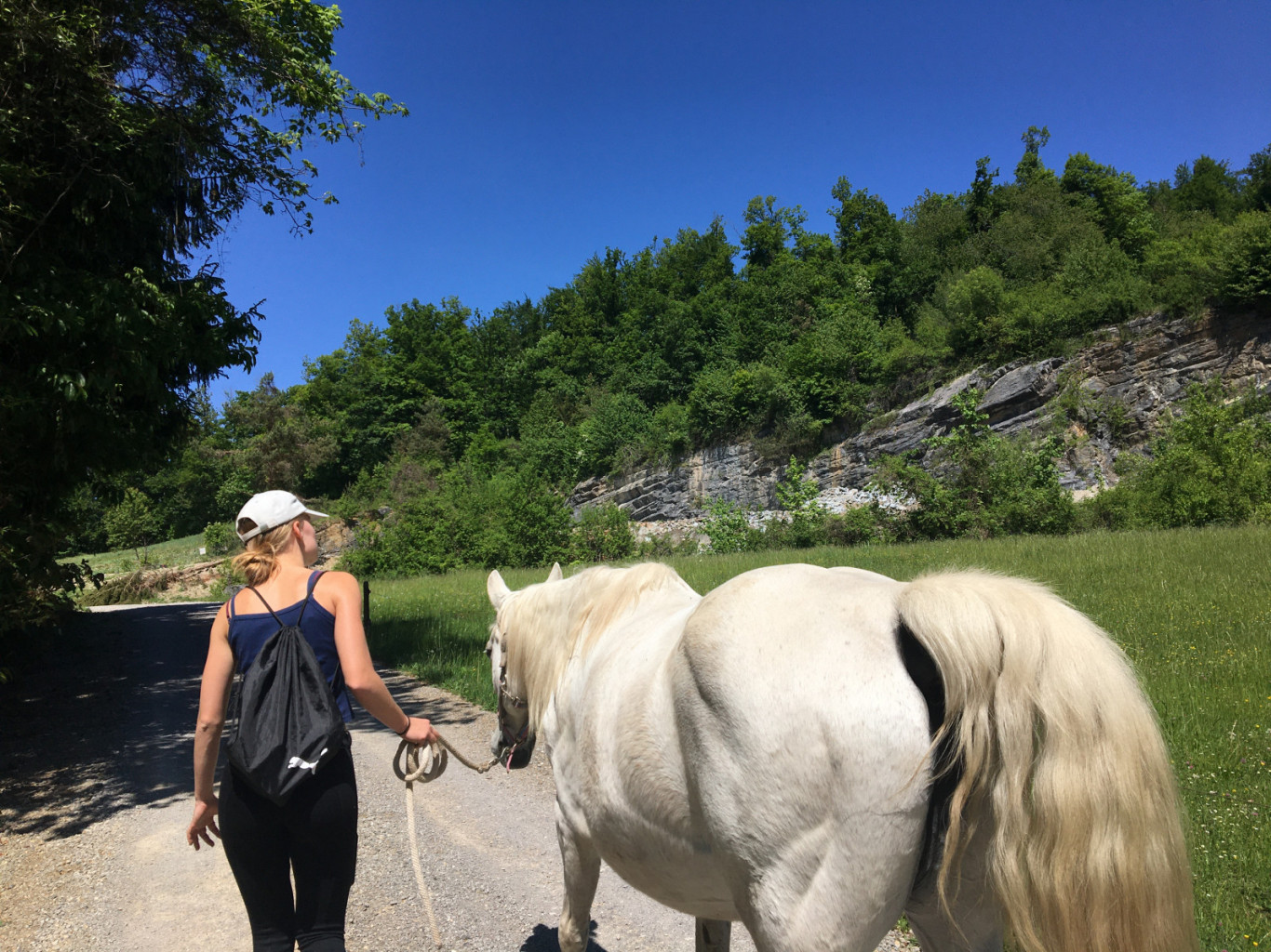 
				Mi&scaron;ično maso, radovednost in fizično pripravljenost lahko ohranjamo tudi tako, da se s seniorjem odpravimo na izlet. Dolžino sprehoda seveda prilagodimo njegovim sposobnostim. 			