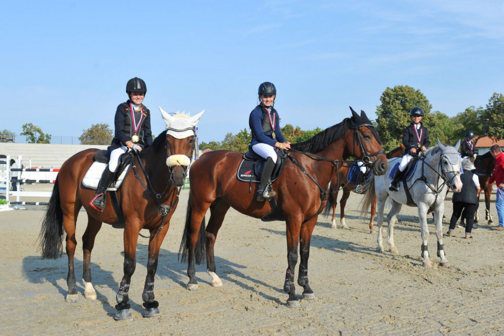 
				Prvo mesto ekipno med otroki za KK Pr' Kral: Gaia Pihler, Lina Rojko, Taja Turel			
