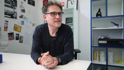 Slovenski učitelj ima dovolj: Na bruhanje mi gre in DOVOLJ JE MUČENJA ljudi v imenu neke klinčeve bolezni...