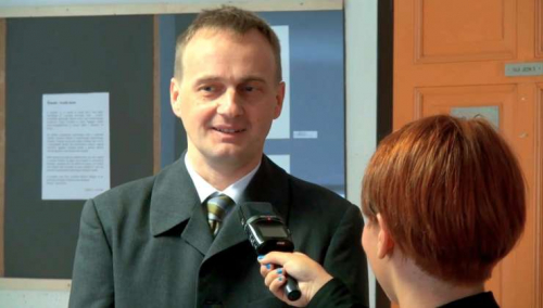 Ravs na OŠ Prebold: ravnatelj ne verjame v cepivo, učitelj ga toži medijem, župan pa ne more narediti reda