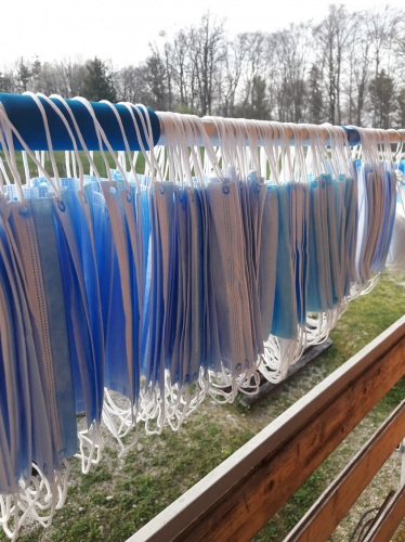 Po pregledu pridobljenih mask pod ročnim mikroskopom, sem tudi sam ugotovil prisotnost nekakšnih temnih podančic ali tankih črvičkov v velikosti do 1 cm dolge dlake