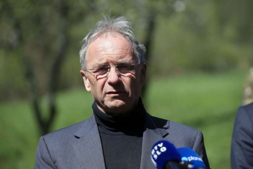 Revija Reporter: Obup: ministra Hojsa motijo levičarski ovaduhi, ne pa verniki, ki kršijo vladne odloke in potencialno širijo virus