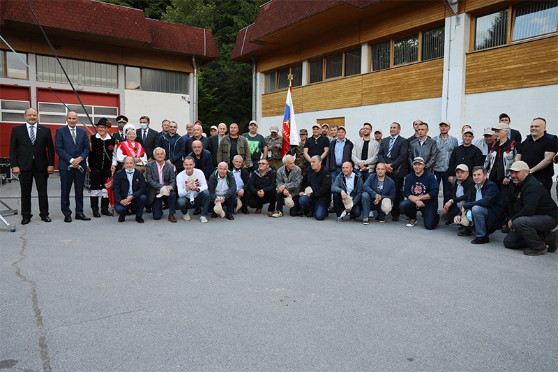 				Skupinska slika v Izobraževalnem centru za za&scaron;čito in re&scaron;evanje na Igu, 1. junija 2021, na slovesni obeležitvi 30. obletnice prve zaprisege slovenskih vojakov. Foto: M. Skledar)			