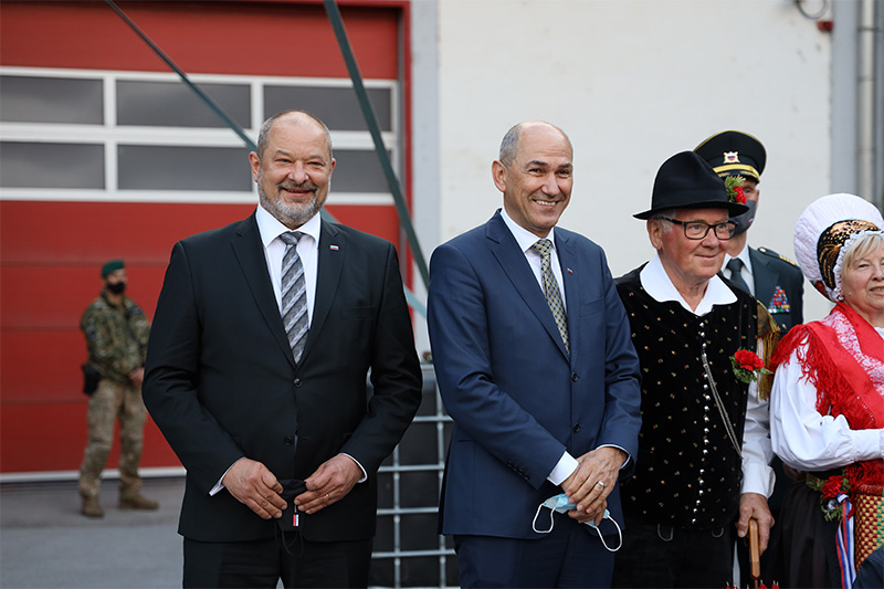 				Predsednik DS RS Alojz Kov&scaron;ca in predsednik vlade RS Janez Jan&scaron;a v Izobraževalnem centru za za&scaron;čito in re&scaron;evanje na Igu, 1. junija 2021, na slovesni  obeležitvi 30. obletnice prve zaprisege slovenskih vojakov. Foto: M. Skledar)			