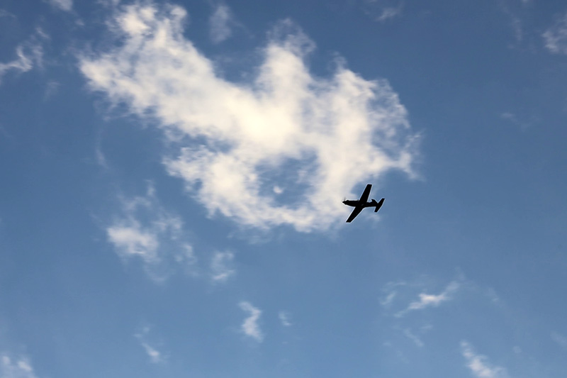 				Izobraževalni centr za za&scaron;čito in re&scaron;evanje na Igu, so 1. junija 2021, preleteli pilatusi in dodali piko na i slovesni obeležitvi 30. obletnice prve zaprisege slovenskih vojakov. Foto: M. Skledar)			